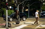 Pessoas andando de Patinete em São Paulo 