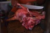 Cabeça de porco em açougue no Ceará 