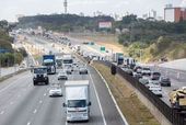 Trânsito parado complica Dutra em SJC 