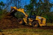 Trator revira leiras de compostagem urbana 