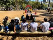 Crianças e adultos curtem circo em praça 