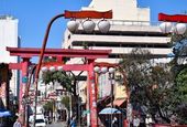 Ruas e comércios na Liberdade 