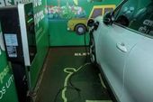 Carro elétrico em posto de recarga no PR 