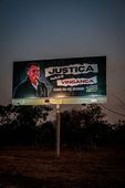 Placa pedindo anistia para Jair Bolsonaro 