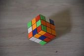 Cubo mágico com cores aleatórias 
