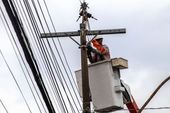 Manutenção em poste de energia 