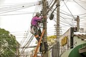 Trabalhador tercerizada Vivo instala poste 