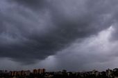 Nuvens carregadas sobre a Capital de SP 