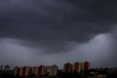 Nuvens carregadas sobre a Capital de SP 