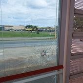 Vidro quebrado em estação do BRT 