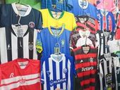 Camisas de times em loja de Maceió 