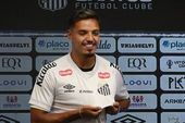 Gabriel Menino é apresentado no Santos 