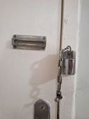 Fechadura em porta de residência 