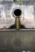 Cano de drenagem em muro de concreto 
