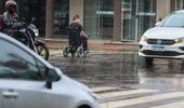 Cadeirante no trânsito em dia de chuva 
