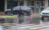 Cadeirante no trânsito em dia de chuva 