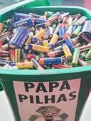 Lixeira para descarte de pilhas 