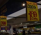 Cartazes com preços em hipermercado 