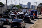 Trânsito intenso na véspera do feriado 
