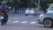 Carro soltando fumaça pelo escapamento 