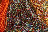 Colares indígenas de miçangas coloridas 