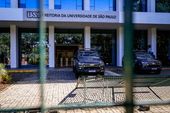 Polícia segue em frente a Reitoria da USP 