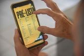 Pessoa vê pré lista da seleção no celular 