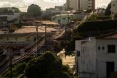 Vista aérea de rua residencial em declive 