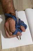 Adaptador artesanal de lápis e caneta 