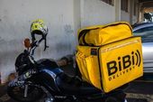 Moto com bag da empresa Bibi delivery 