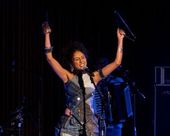 Show Nina Oliveira 