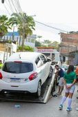 Carro sendo guinchado após bater em poste 