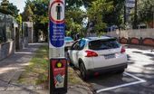 Botão para pedestres em poste de semáforo 
