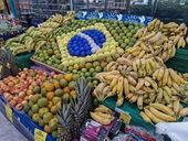 Prateleira de frutas com desenho do Brasil 