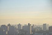 Céu com névoa e ensolarado 