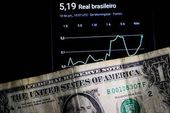Dolar fecha com forte alta 
