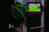 Passageiros assistem Copa no meio do rio 