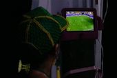 Passageiros assistem Copa no meio do rio 