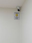 Câmera e placa de aviso de filmagem 