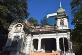 Casarão antigo e prédio moderno Paulista 