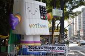 Inflável gigante com mascote das eleições 