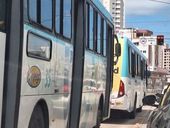 Ônibus circulando em faixa exclusiva 
