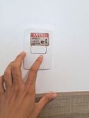 Adesivo colado em interruptor 