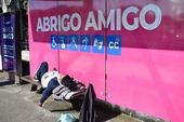 Morador de rua dormindo em ponto de ônibus 