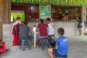 Indígenas assistindo futebol na TV 
