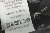 Etiqueta de roupa produzida no Brasil 