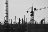 Guindaste usado em obra de prédio 