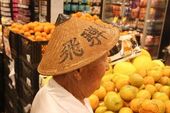 Homem compra frutas em mercado no Paraná 