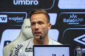 Santos FC apresenta meio campista Arthur 