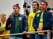 Flávio Bolsonaro participa de ato em SP 